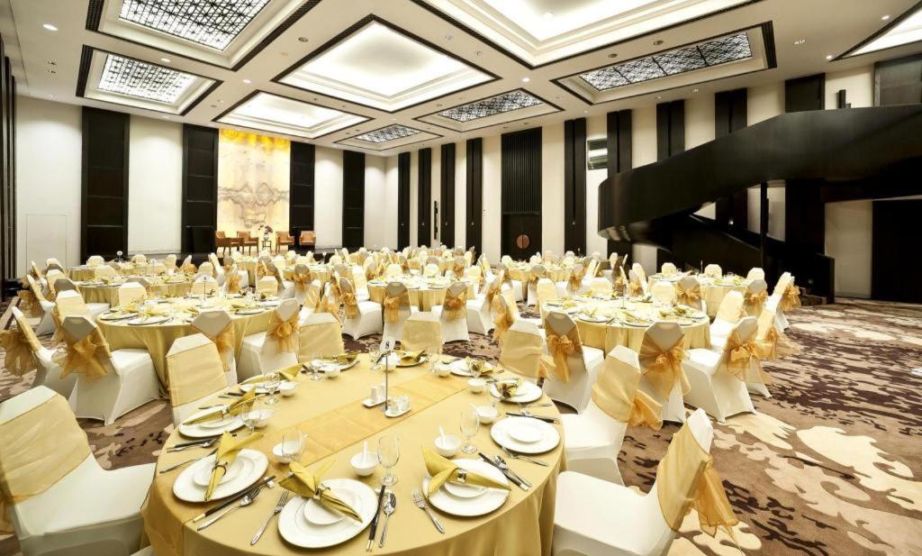 Bumi Segah Hotel Tanjung Redep Exterior foto